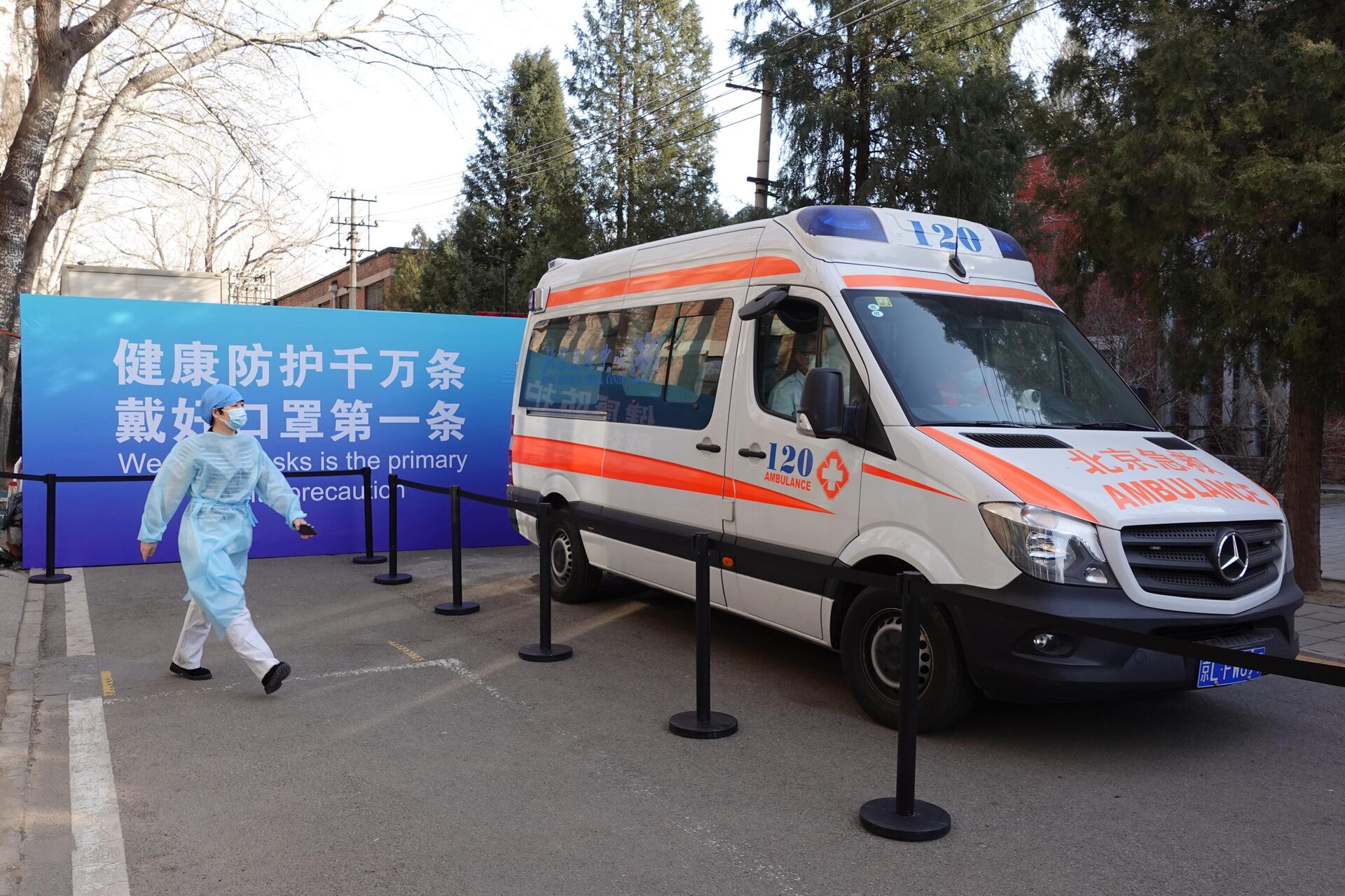 Автомобиль скорой помощи возле центра вакцинации в Пекине - РИА Новости, 1920, 03.02.2021