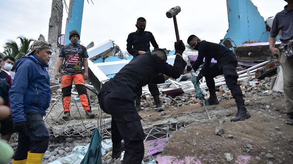 Спасатели ищут выживших после землетрясения в индонезийском городе Мамуджу