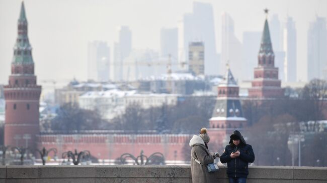 Прохожие на Большом Москворецком мосту в Москве