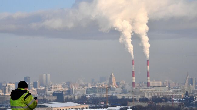 Вид со смотровой площадки на Воробьевых горах в Москве