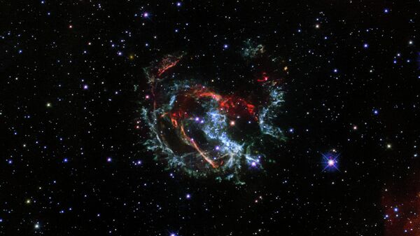 Снимок остаточных струй сверхновой 1E 0102.2-7219, сделанный космическим телескопом Хаббл