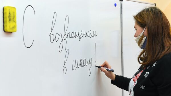 Преподаватель в учебном классе московской общеобразовательной школы №2107 во время подготовки к возобновлению очного обучения