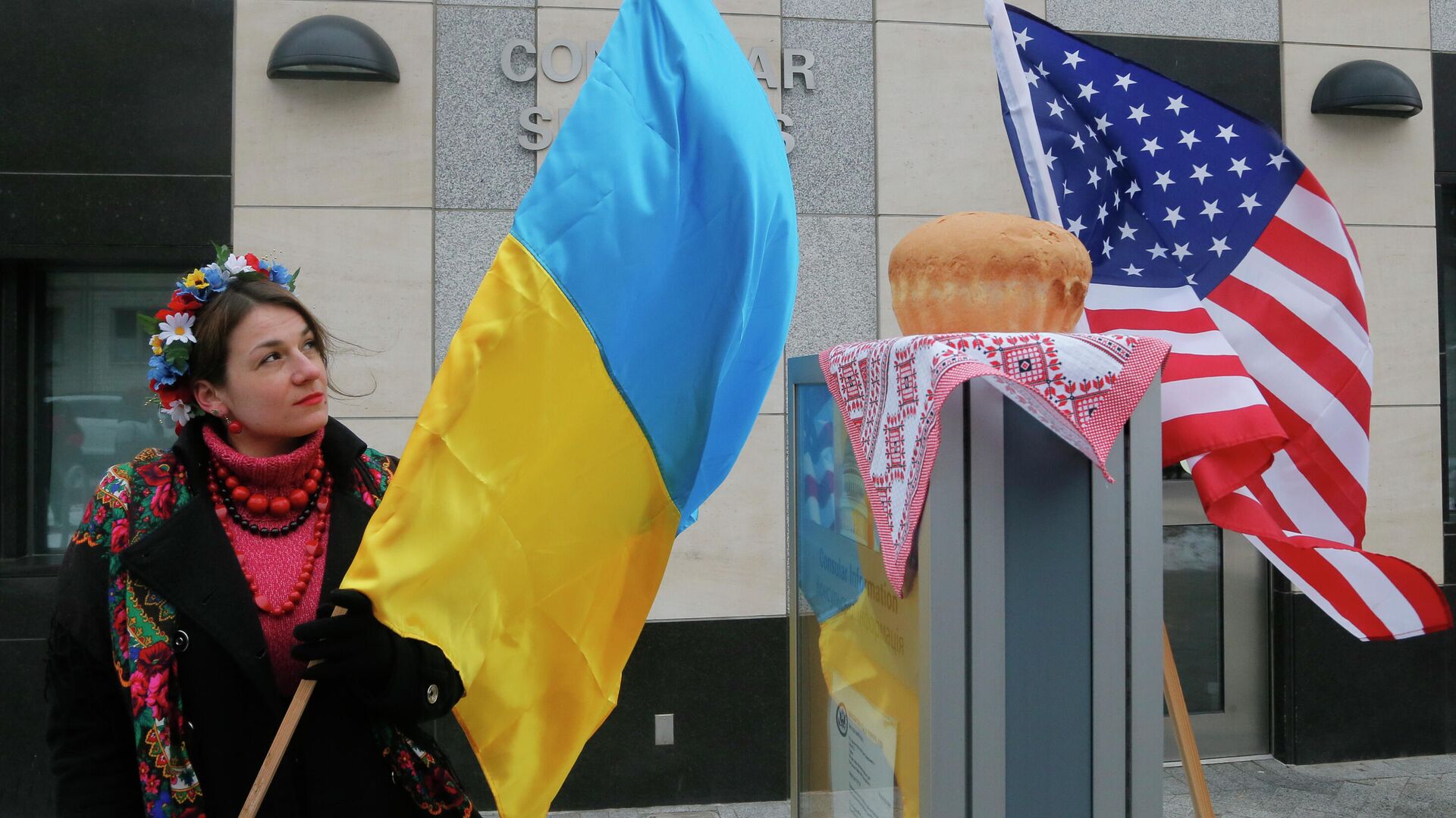 Женщина с флагом Украины у посольства США в Киеве  - РИА Новости, 1920, 21.08.2021