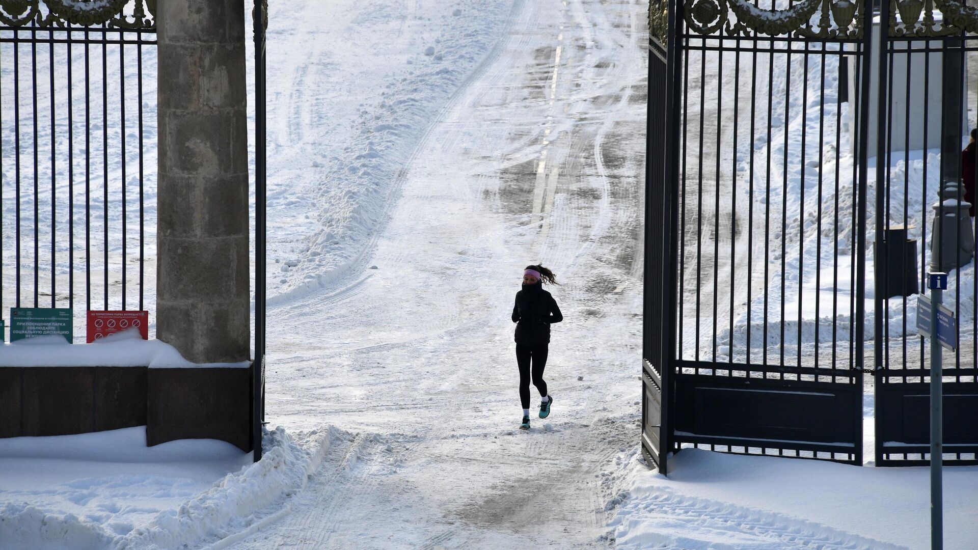 Девушка во время пробежки в Центральном парке - РИА Новости, 1920, 22.12.2021
