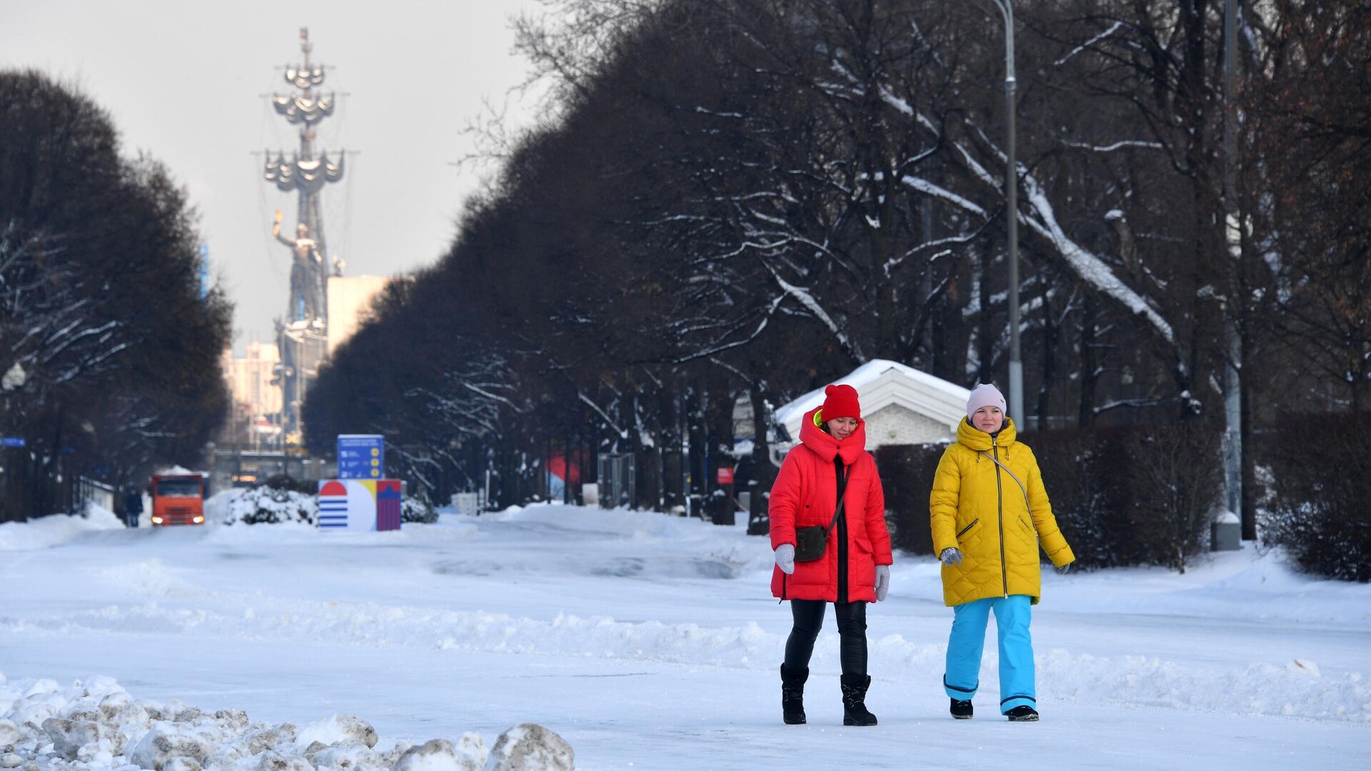 Прохожие в Центральном парке культуры и отдыха имени Горького в Москве - РИА Новости, 1920, 02.02.2021