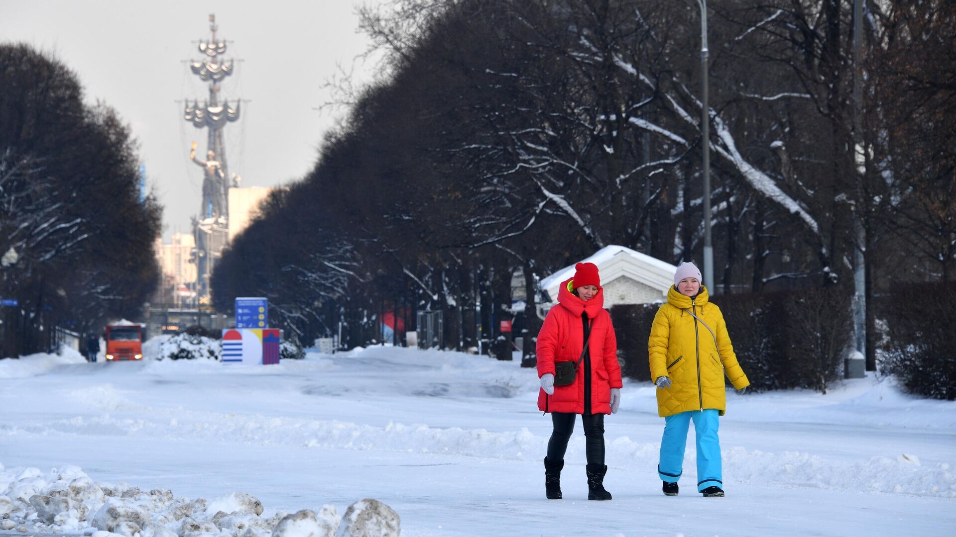 Прохожие в Центральном парке культуры и отдыха имени Горького в Москве - РИА Новости, 1920, 15.02.2021