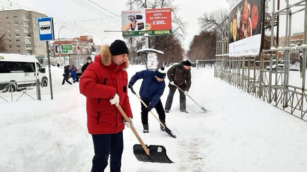 Сотрудники правительства Пензенской области и органов местного самоуправления города Пензы убирают снег на улице