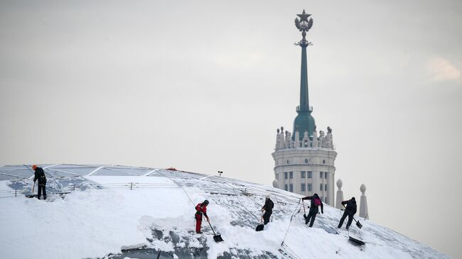 Уборка снега в парке Зарядье