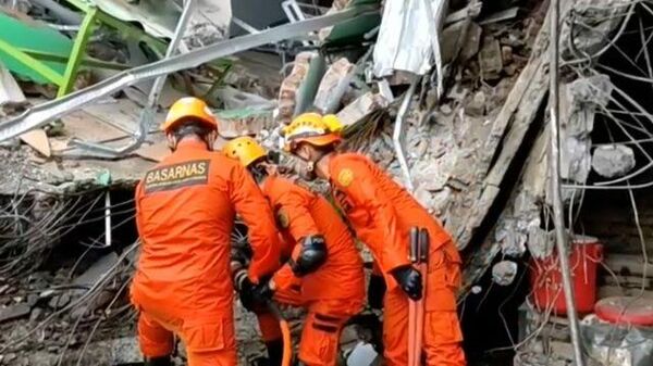 Разбор завалов после землетрясения в Индонезии