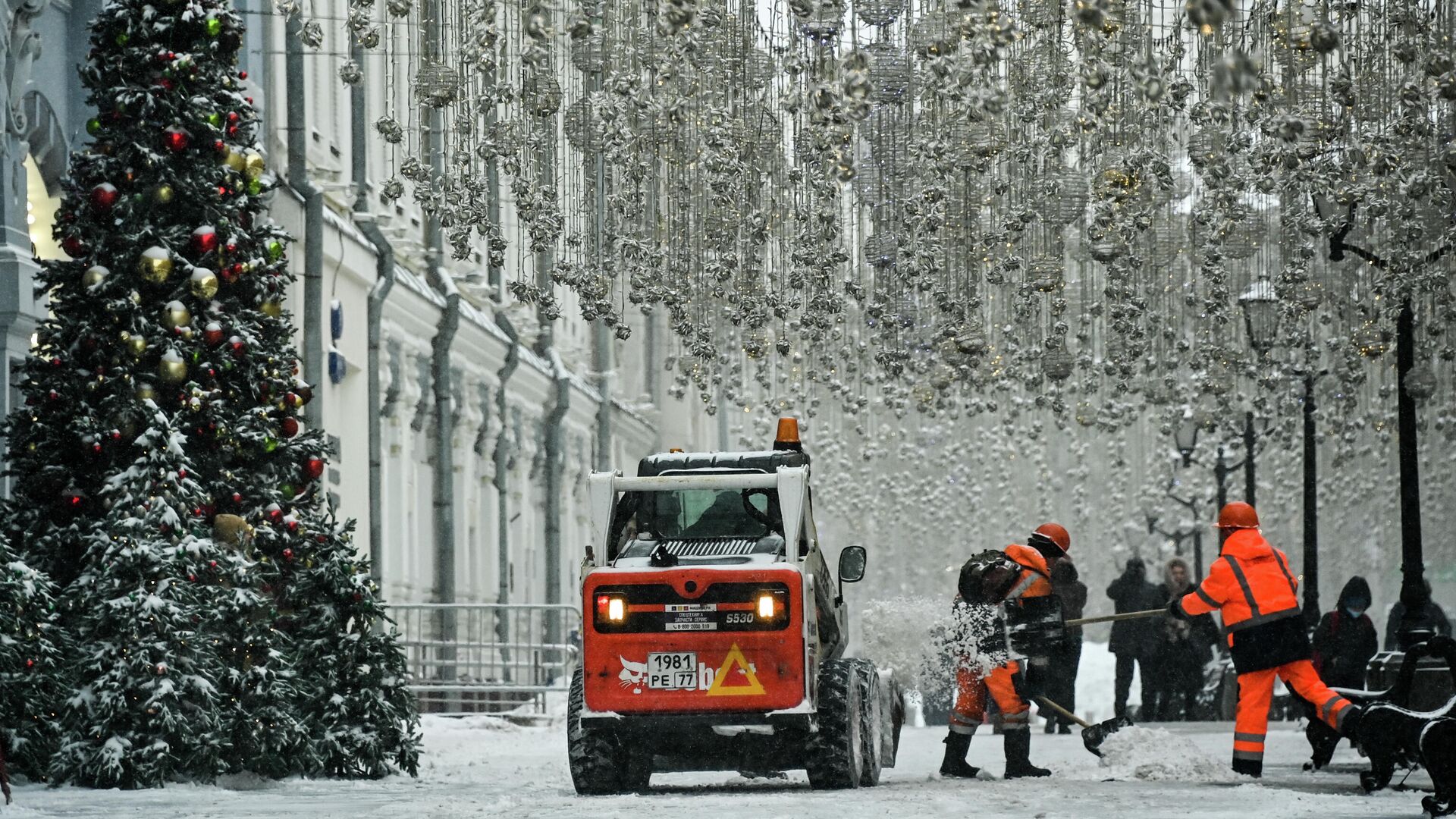 Сотрудники муниципальных служб чистят снег на одной из улиц в Москве - РИА Новости, 1920, 02.12.2021