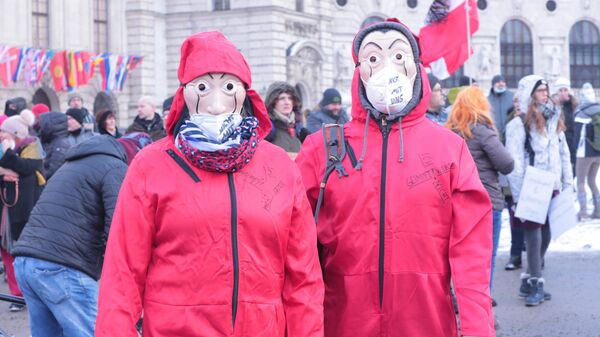 Участники акции против ограничительных мер по борьбе с коронавирусом в Вене