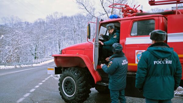 Сотрудники МЧС РФ у автомобиля противопожарной службы в мобильном пункте обогрева на трассе М-4 Дон в районе перевала Медвежья гора