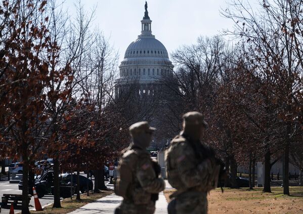 Военнослужащие Национальной гвардии дежурят неподалеку от здания Капитолия в Вашингтоне