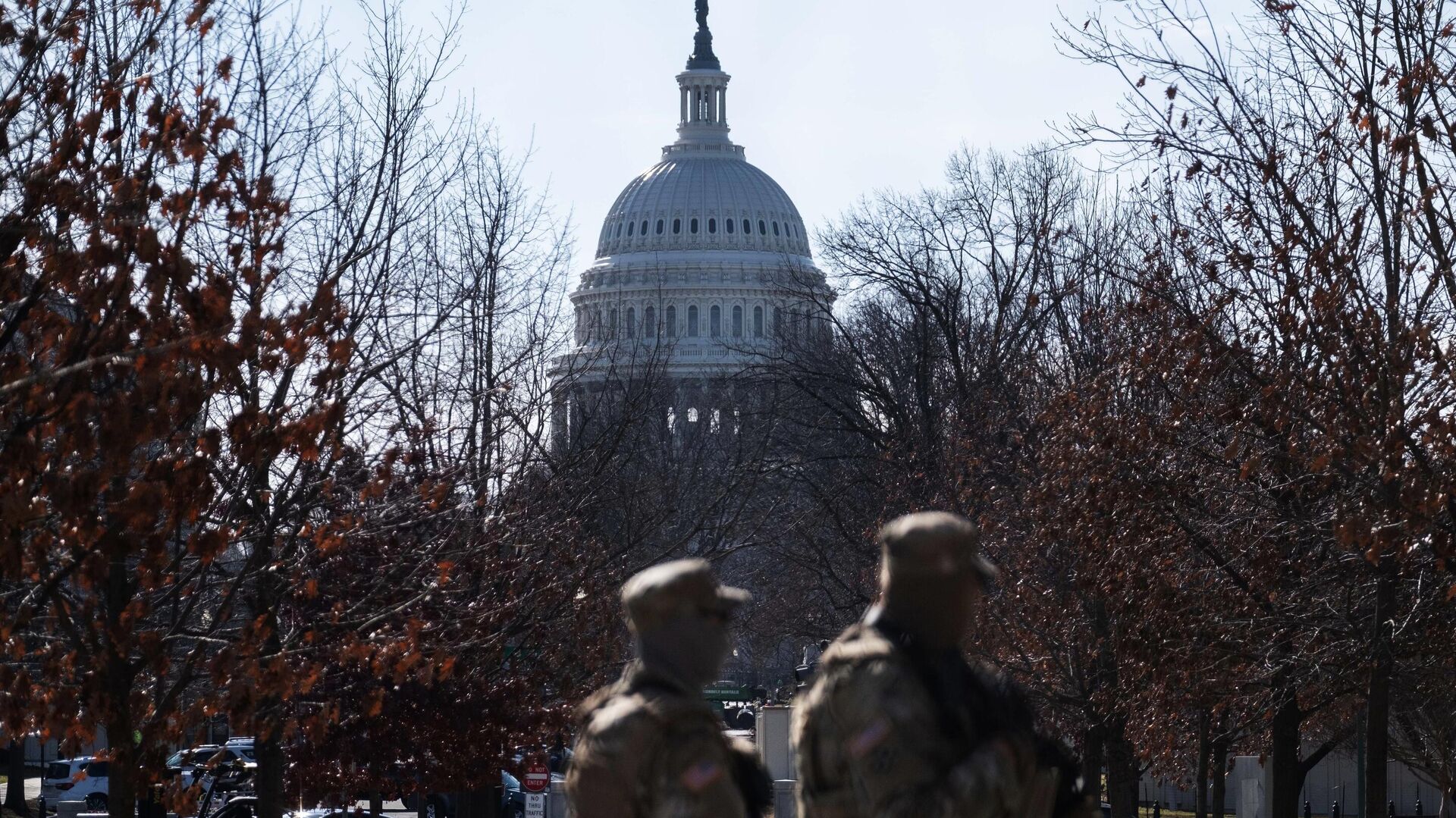 Военнослужащие Национальной гвардии дежурят неподалеку от здания Капитолия в Вашингтоне - РИА Новости, 1920, 17.01.2021