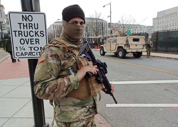 Военнослужащий Национальной гвардии неподалеку от здания Капитолия в Вашингтоне