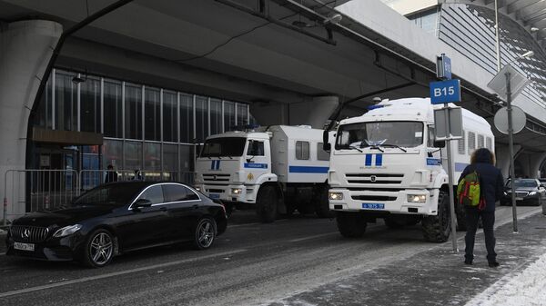 Полицейские автомобили на территории аэропорта Внуково