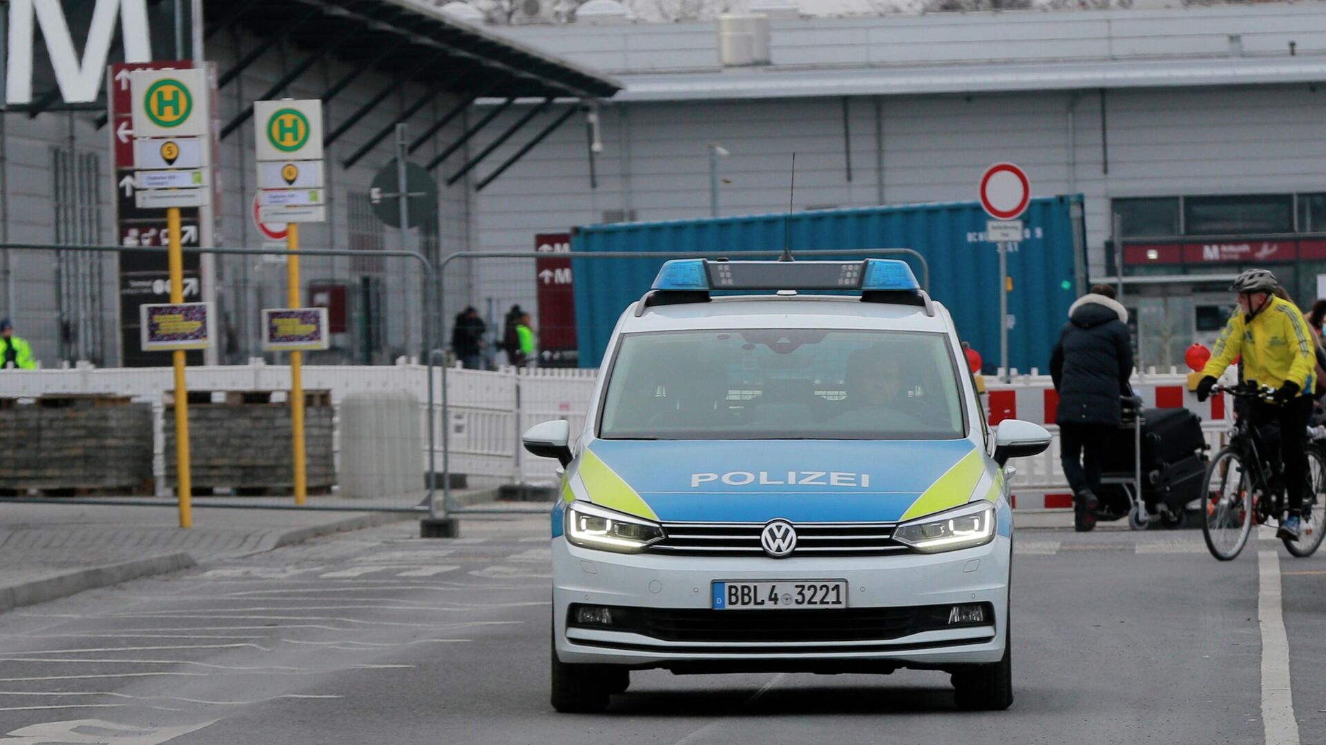 Полицейский автомобиль в аэропорту Бранденбург в Берлине - РИА Новости, 1920, 06.05.2022