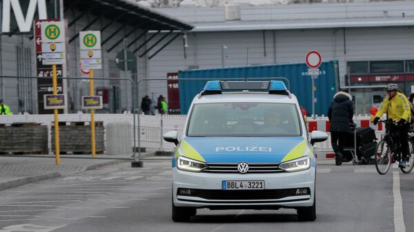 Полицейский автомобиль в аэропорту Бранденбург в Берлине
