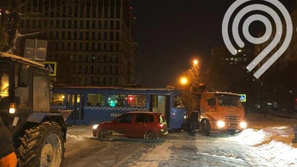 ДТП с участием грузовика и трамвая в Москве