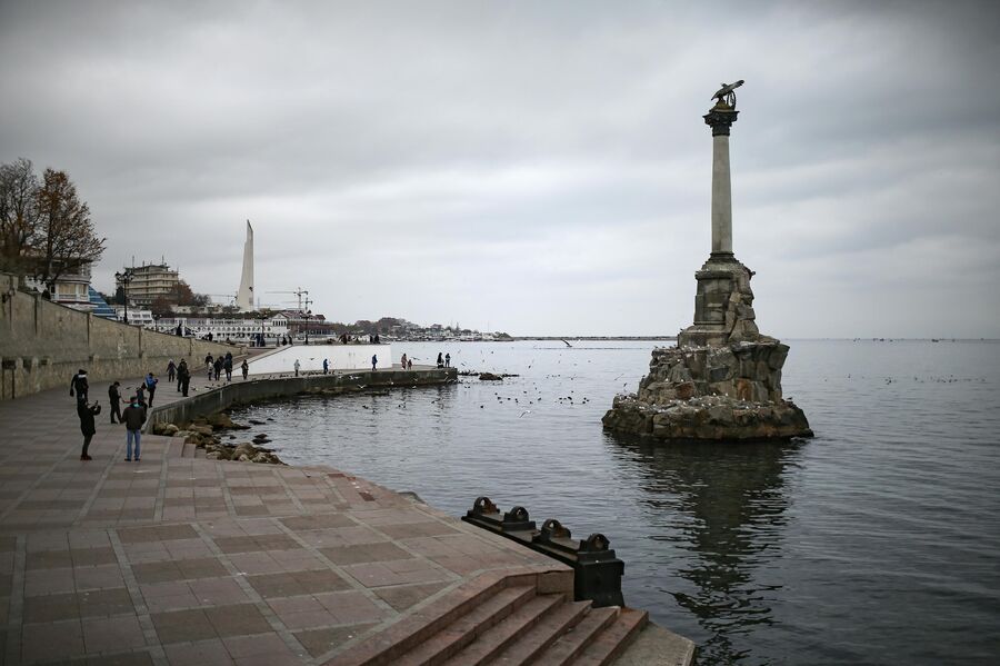 Памятник затопленным кораблям в Севастополе