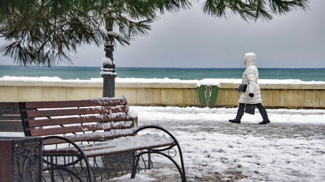 Прохожая на набережной в Алуште