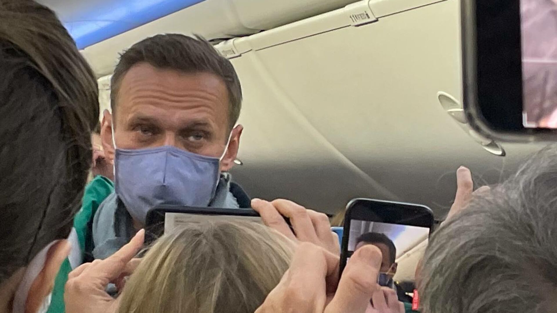 Алексей Навальный в салоне самолета авиакомпании Победа - РИА Новости, 1920, 28.01.2021