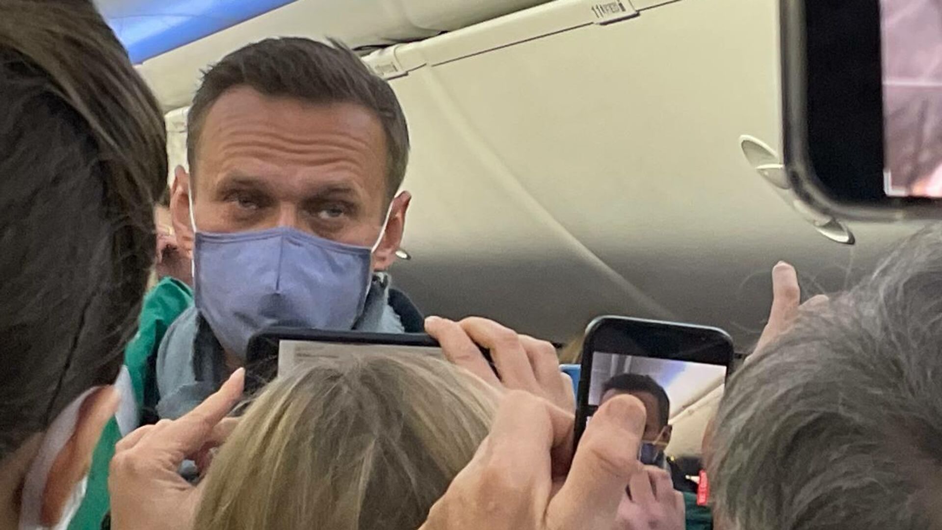 Алексей Навальный в салоне самолета авиакомпании Победа - РИА Новости, 1920, 23.01.2021