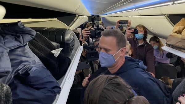 Алексей Навальный в салоне самолета авиакомпании Победа
