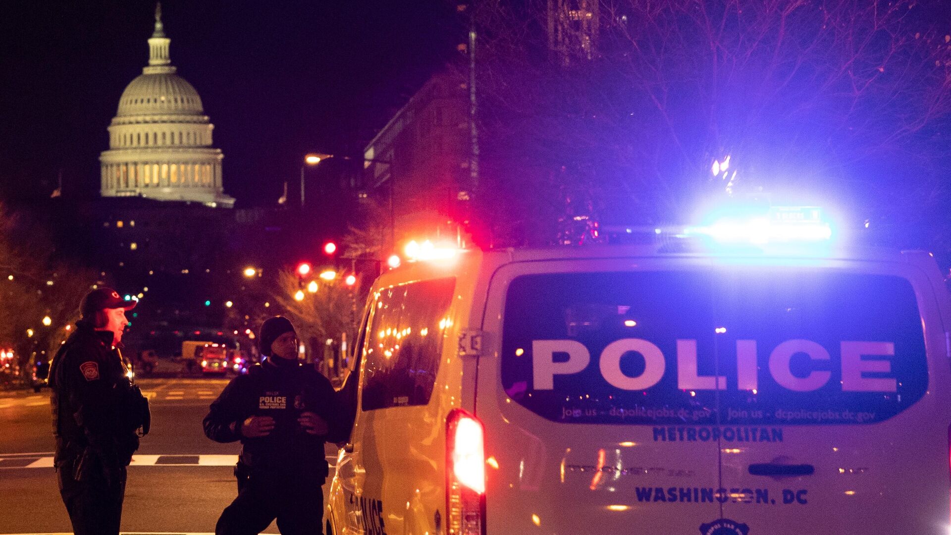 Полицейские дежурят на одной из улиц неподалеку от здания Капитолия в Вашингтоне - РИА Новости, 1920, 05.07.2023