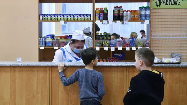 Учащиеся в буфете в школе №429 в Москве