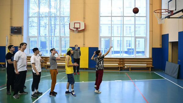Учащиеся на уроке физкультуры в школе №429 в Москве