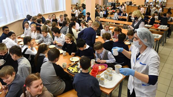 Учащиеся в столовой во время завтрака в школе