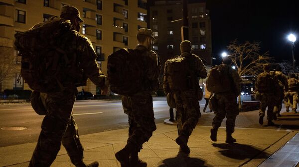 Военнослужащие Национальной гвардии на одной из улиц неподалеку от здания Капитолия в Вашингтоне