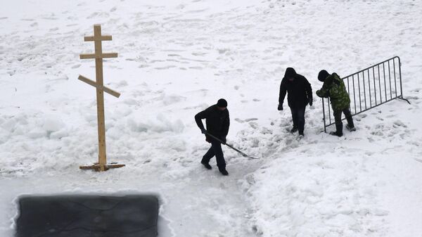 Подготовка крещенской купели во льду Спортивной гавани во Владивостоке