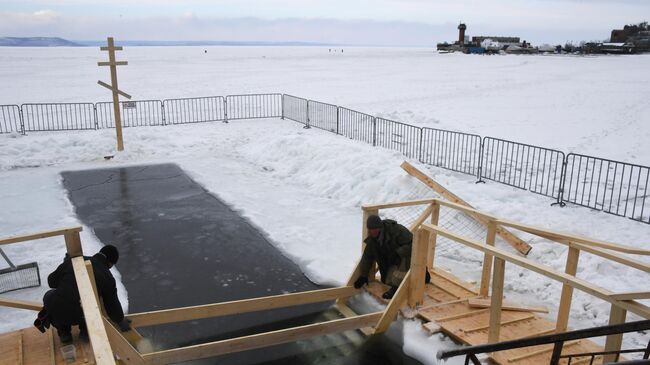 Подготовка крещенской купели во льду Спортивной гавани во Владивостоке