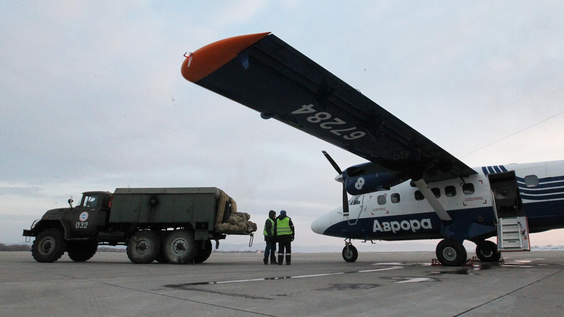 Самолет DHC-6 Twin Otter 400 авиакомпании Аврора в аэропорту Владивостока - РИА Новости, 1920, 18.01.2021