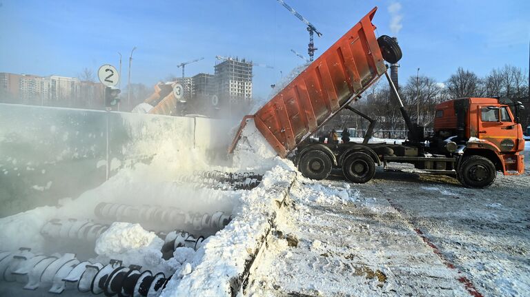 Работа снегоплавильных пунктов в Москве