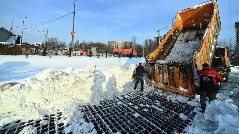 Работа снегоплавильных пунктов в Москве