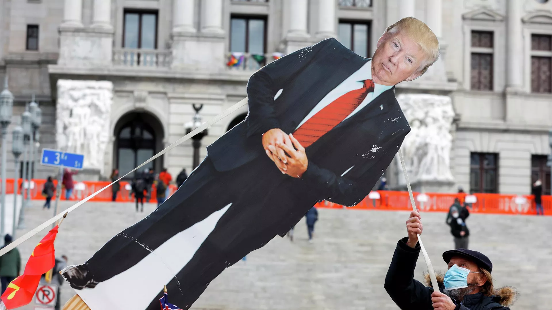 Картонная фигура с изображением президента США Дональда Трампа у Капитолия штата Пенсильвания в Харрисберге Картонная фигура с изображением президента США Дональда Трампа у Капитолия штата Пенсильвания в Харрисберге - РИА Новости, 1920, 19.01.2021