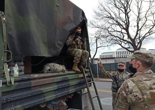 Военнослужащие Национальной гвардии дежурят на одной из улиц неподалеку от здания Капитолия в Вашингтоне