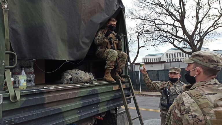 Военнослужащие Национальной гвардии дежурят на одной из улиц неподалеку от здания Капитолия в Вашингтоне