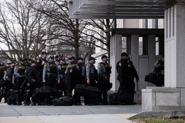 Группа полицейских входит в здание Капитолия штата Пенсильвания в Гаррисберге