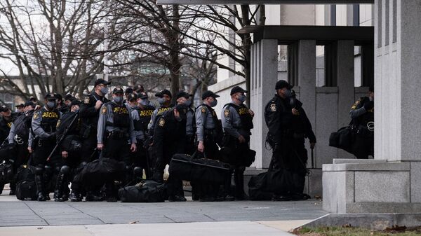 Группа полицейских входит в здание Капитолия штата Пенсильвания в Гаррисберге