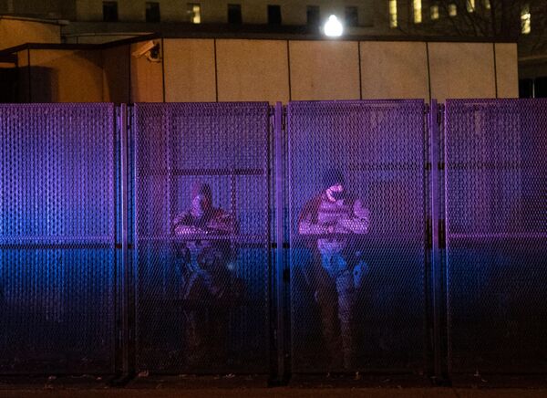 Военнослужащие Национальной гвардии на одной из улиц неподалеку от здания Капитолия в Вашингтоне