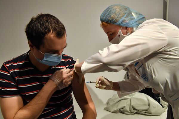 Мужчине делают прививку от коронавируса