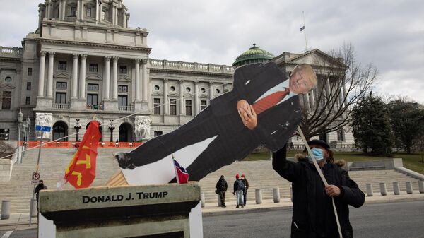Картонная фигура с изображением президента США Дональда Трампа у Капитолия штата Пенсильвания в Харрисберге