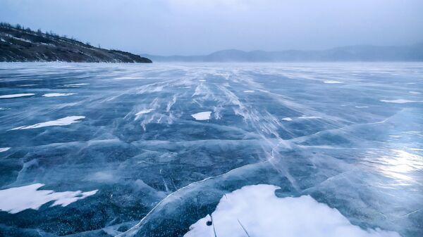 Спасатели на Байкале помогли водителю, чью машину едва не унесло ветром