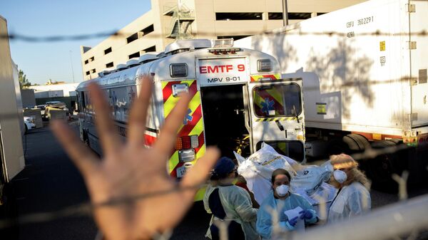 Медицинские работники в защитных масках во время всплеска коронавируса в Эль-Пасо, штат Техас