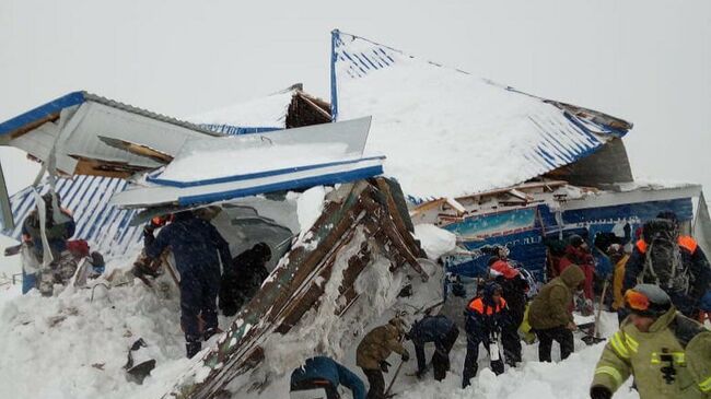 На месте схода лавины в Карачаево-Черкесии