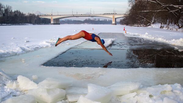 Участник клуба зимнего плавания Строгино во время крещенских купаний в Москве-реке